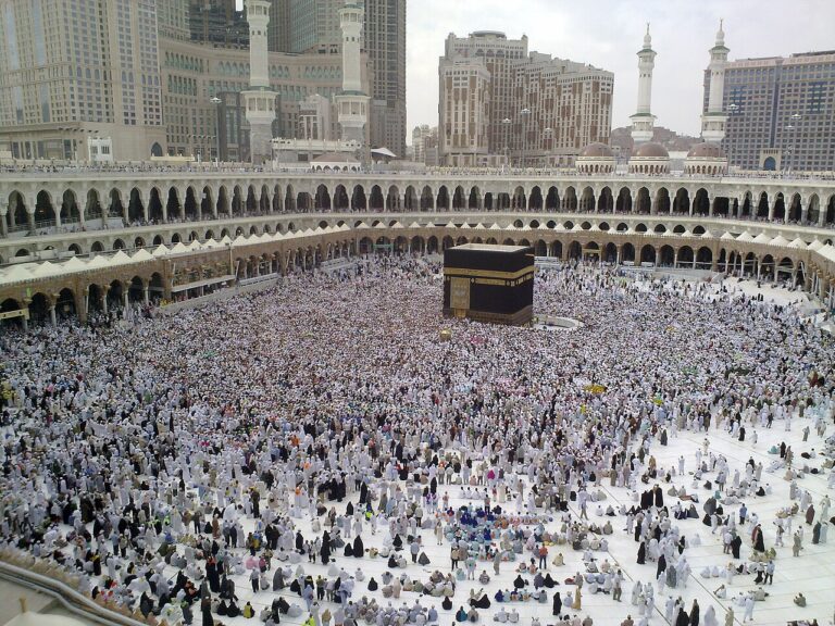 A Last day of Hajj - all pilgrims leaving Mina, many already in Mecca for farewell circumambulation of Kaaba - Flickr - Al Jazeera English.jpg